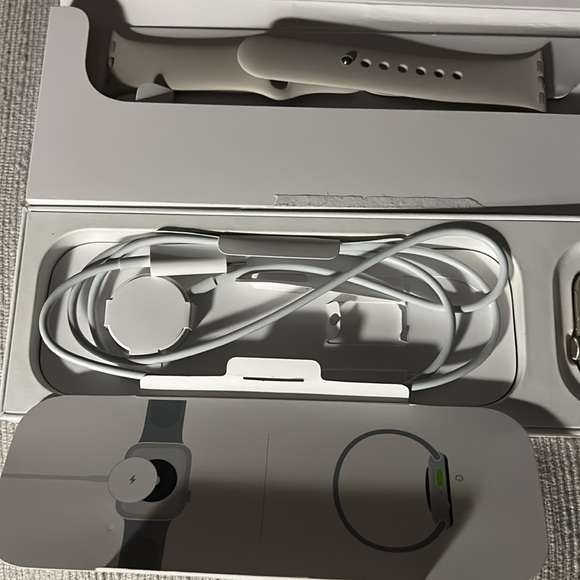 Brand New Apple Watch SE 40mm 2nd gen with Light Beige Band - Picture 2 of 3